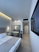 Superior Double Room with Balcony | 防过敏的被褥、迷你吧、客房内保险箱、隔音