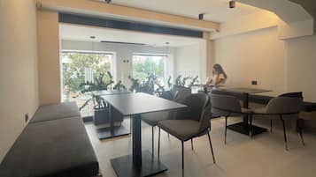 Desayuno a la carta (EUR 9 por persona)