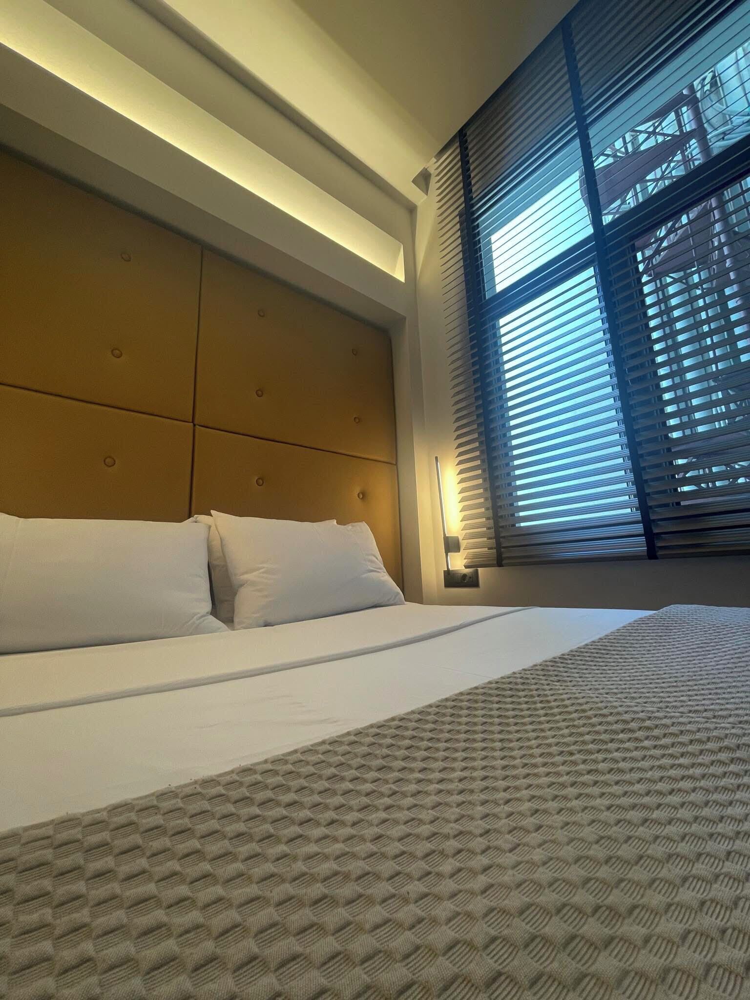 Kamar Standar (for 2) | Seprai antialergi, minibar, brankas, dan kedap suara