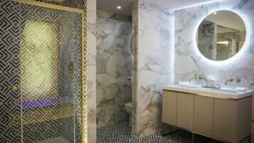 Habitación de lujo | Baño | Secador de pelo y toallas