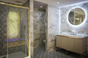 Luxe kamer | Badkamer | Een haardroger, handdoeken