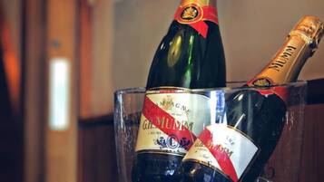 Deux bouteilles de champagne dans un seau à glace en verre.