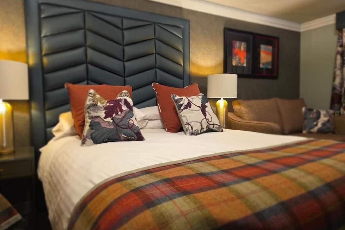 Standard Double Room, 1 Double Bed | 1 slaapkamer, een kluis op de kamer, een strijkplank/strijkijzer