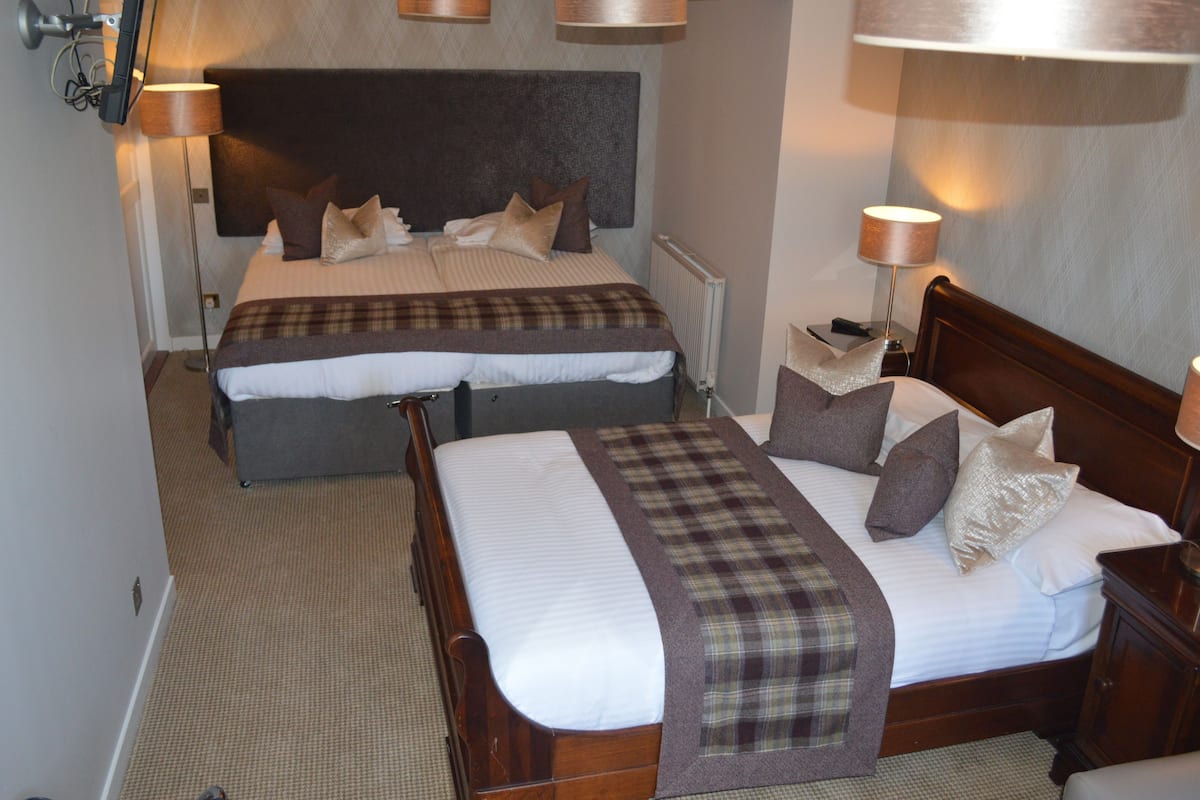 Family Room | In-room safe, iron/ironing board, free WiFi, bed sheets