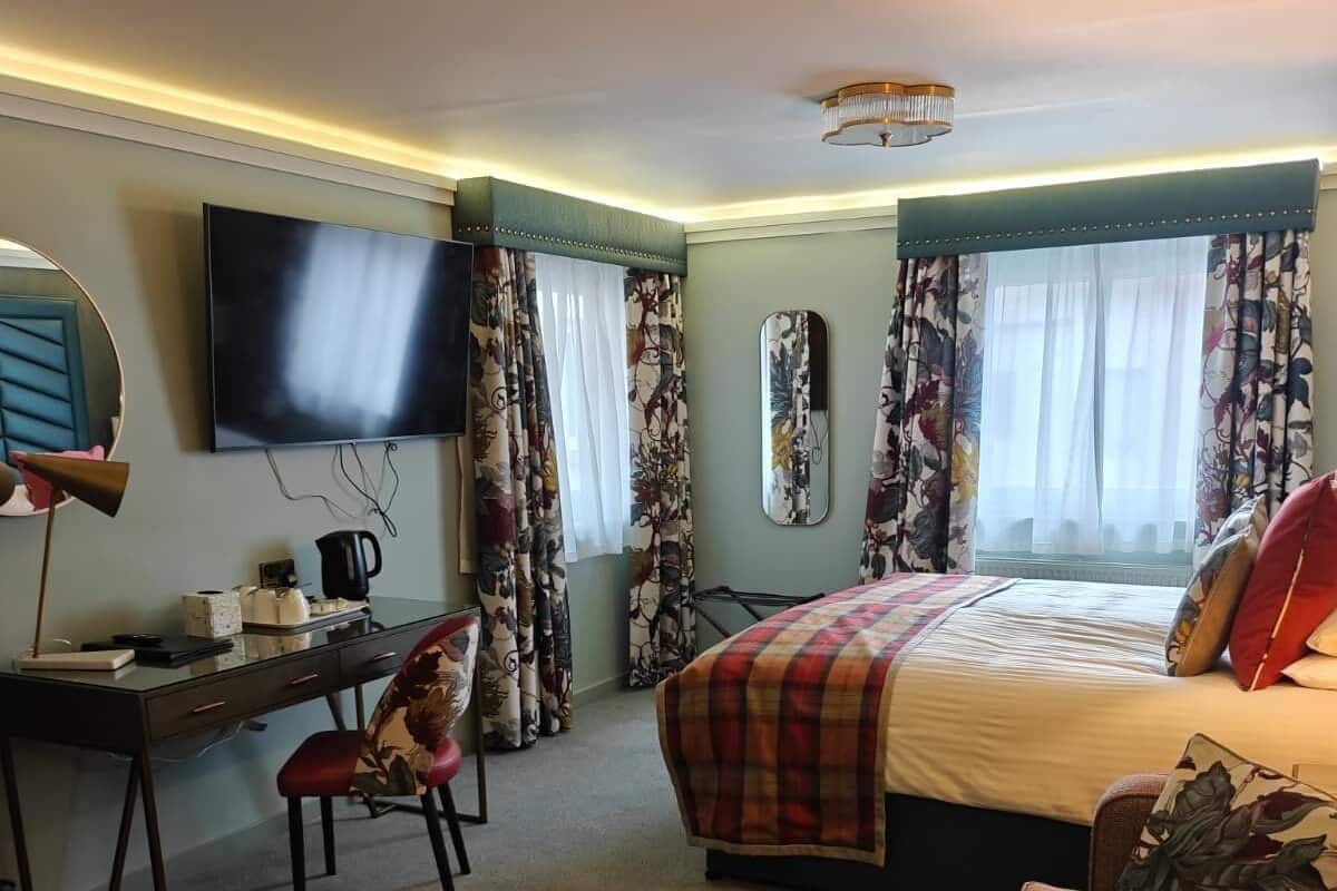 Dobbelt- eller tomannsrom – deluxe | Sengetøy av topp kvalitet, safe på rommet og strykejern/-brett