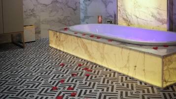 Chief Chambers Suite | Bathroom | Free toiletries, hair dryer, towels, soap
