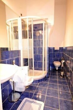 Badewanne, Haartrockner, Handtücher