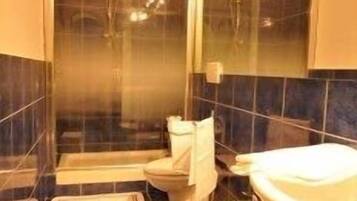 Kamar Double Standar | Kamar mandi | Bathtub, pengering rambut,  dan handuk