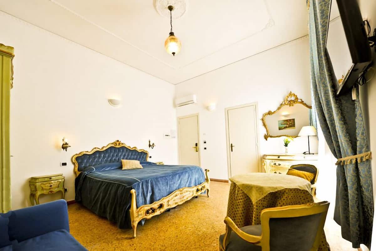 Superior Double Room | In-room safe, desk, iron/ironing board (on request), free WiFi