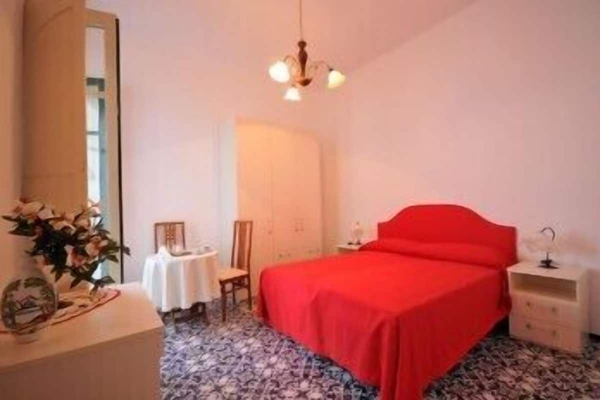 Standard Double Room | In-room safe, desk, iron/ironing board (on request), free WiFi