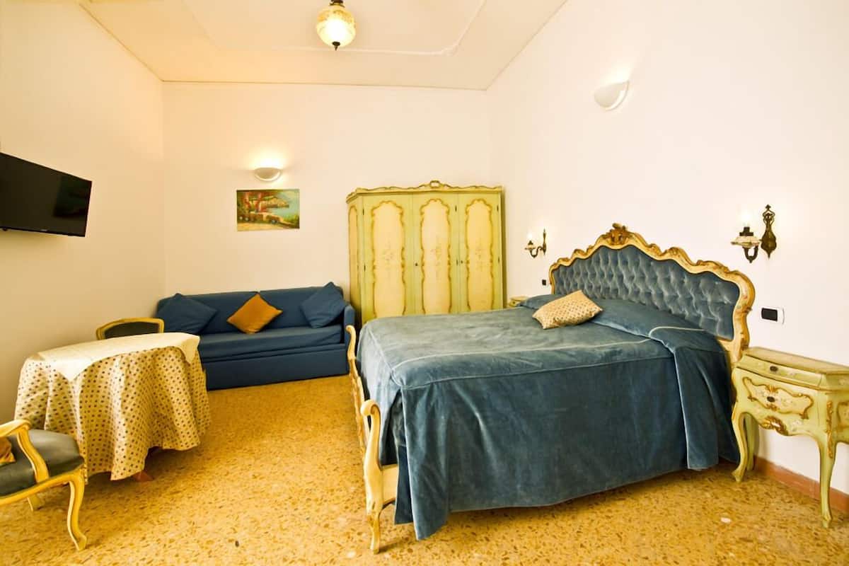 Triple Room | In-room safe, desk, iron/ironing board (on request), free WiFi