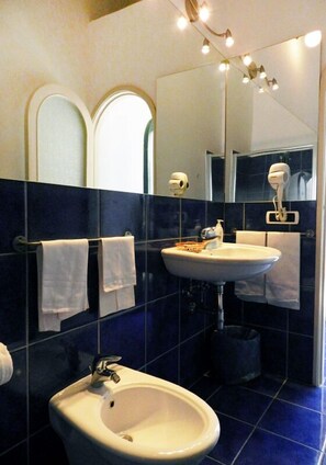 Bathtub, hair dryer, towels - Hotel Residenza Sole - Guest House (Amalfi)