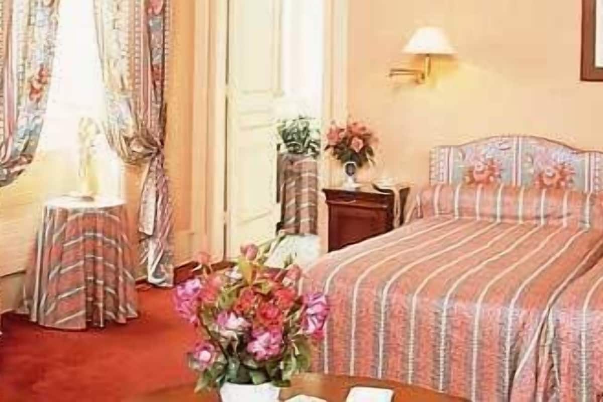 desk, iron/ironing board, free cots/infant beds, rollaway beds