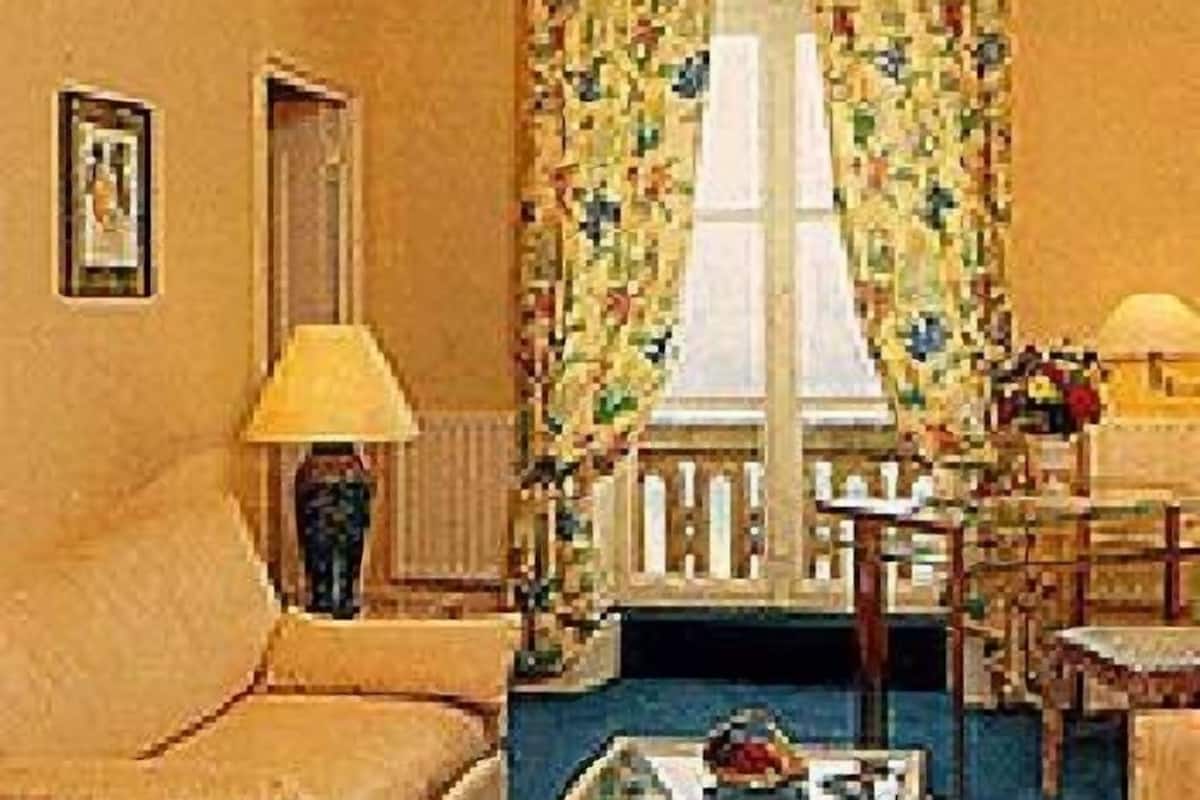 junior suite | living room