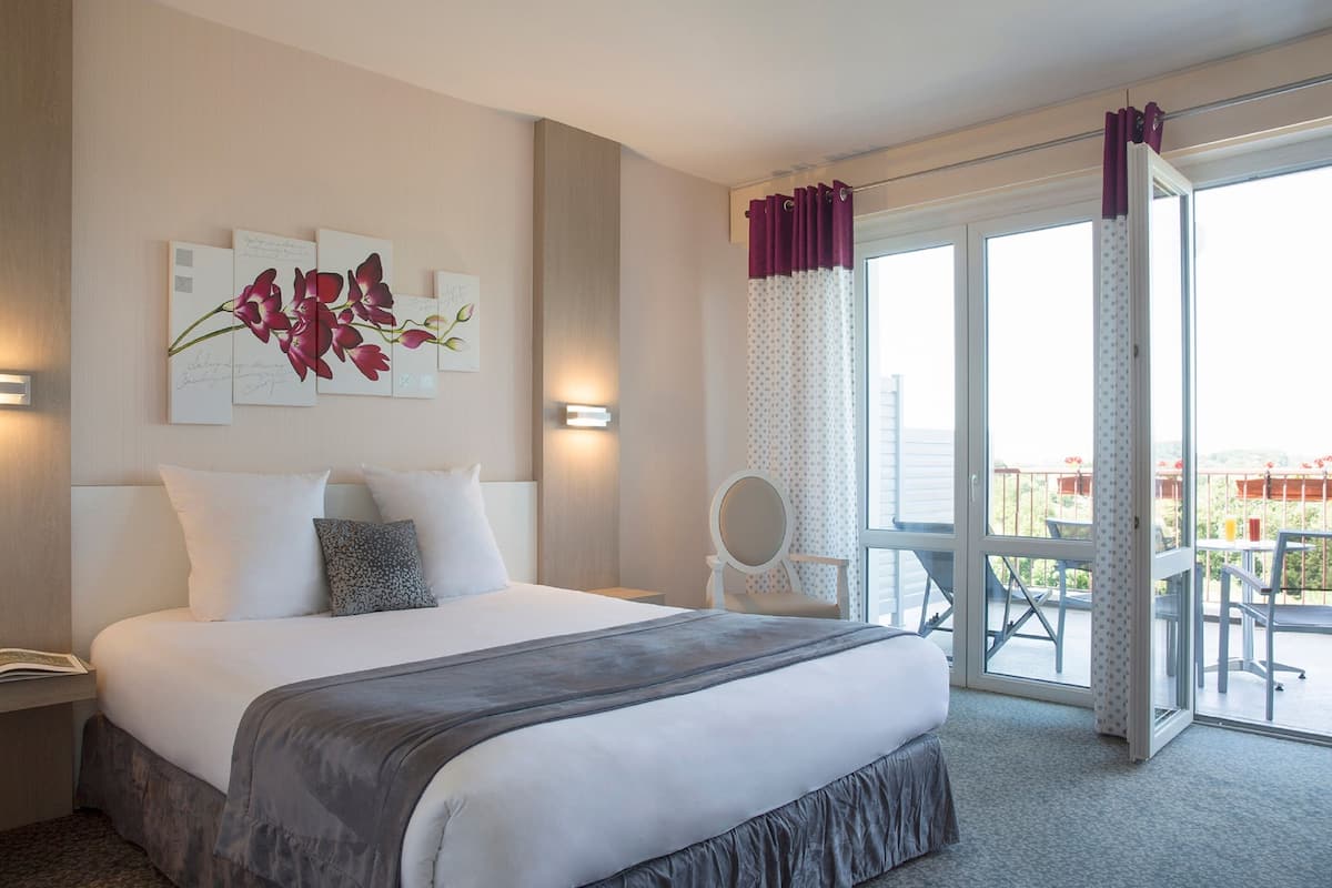 Deluxe Room | Premium bedding, minibar, in-room safe, desk