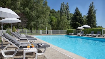 Piscina all'aperto, lettini