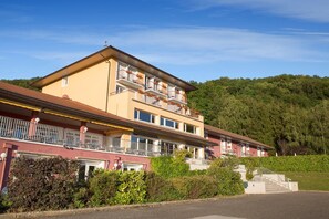 Front of property - Domaine du Revermont (Passenans)