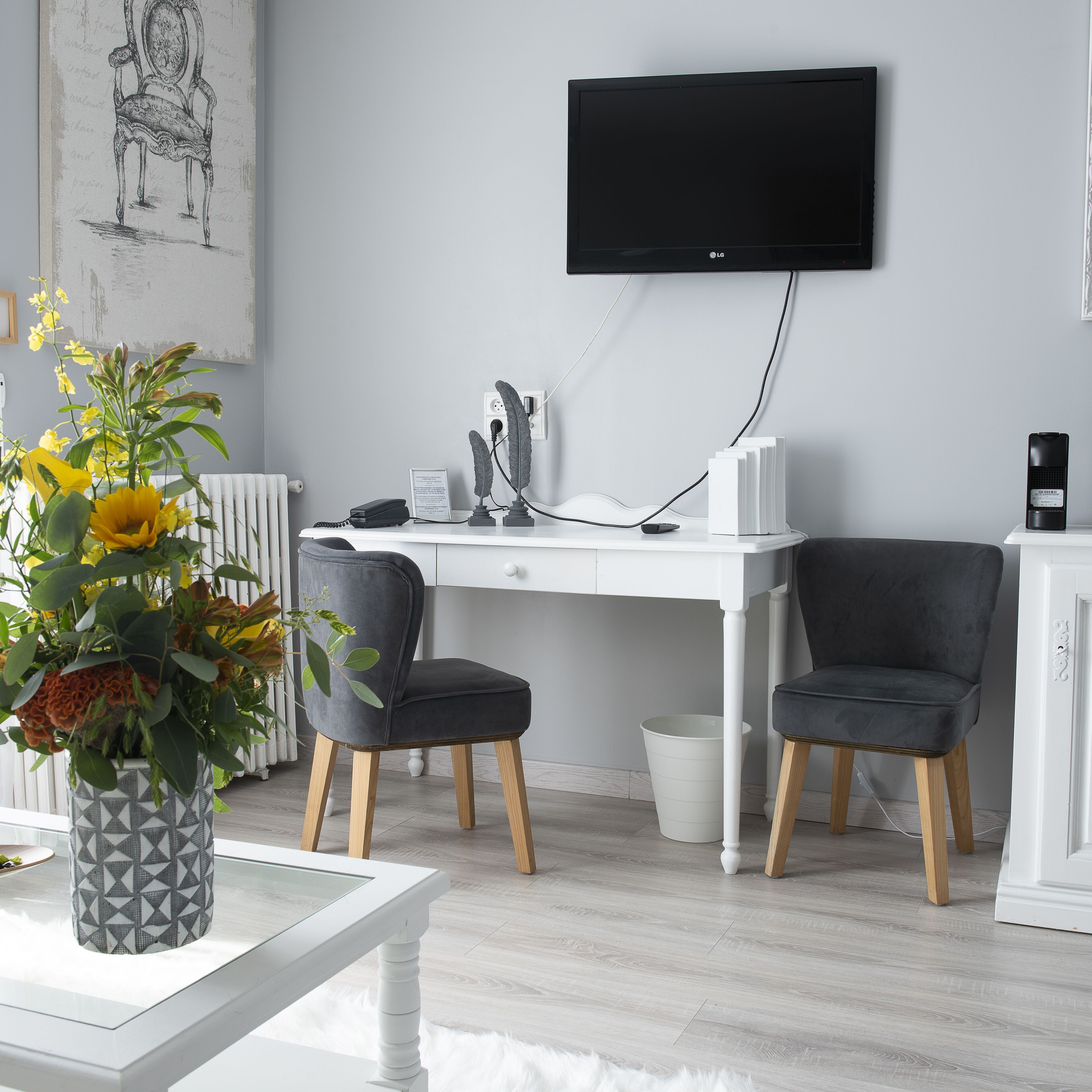 Ylelliset vuodevaatteet, minibaari, tallelokero huoneessa, työpöytä