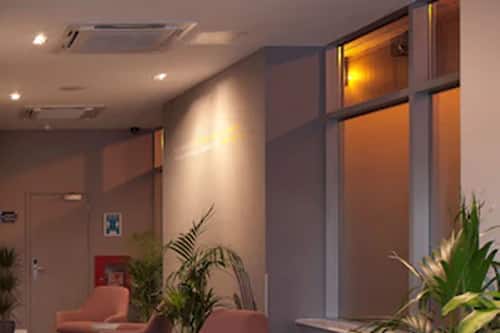 Escriptori, wifi gratuïta i roba de llit