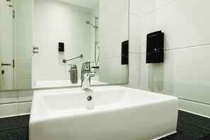 Desk, free WiFi, bed sheets - Heeton Concept Hotel City Centre Liverpool (Liverpool)