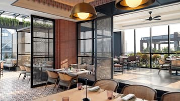 2 restaurantes, se sirve desayuno