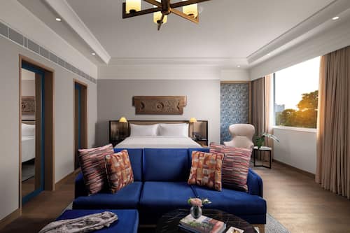 SUPERIOR SUITE WITH 1 KING BED - LOUNGE ACCESS WITH COCKTAIL HOURS & ONE WAY AIRPORT TRANSFER | Premium bedding, minibar, in-room safe, individually furnished