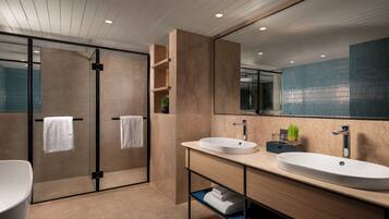 SUPERIOR SUITE WITH 1 KING BED - LOUNGE ACCESS WITH COCKTAIL HOURS & ONE WAY AIRPORT TRANSFER | Bathroom | Eco-friendly toiletries, hair dryer, bathrobes, slippers