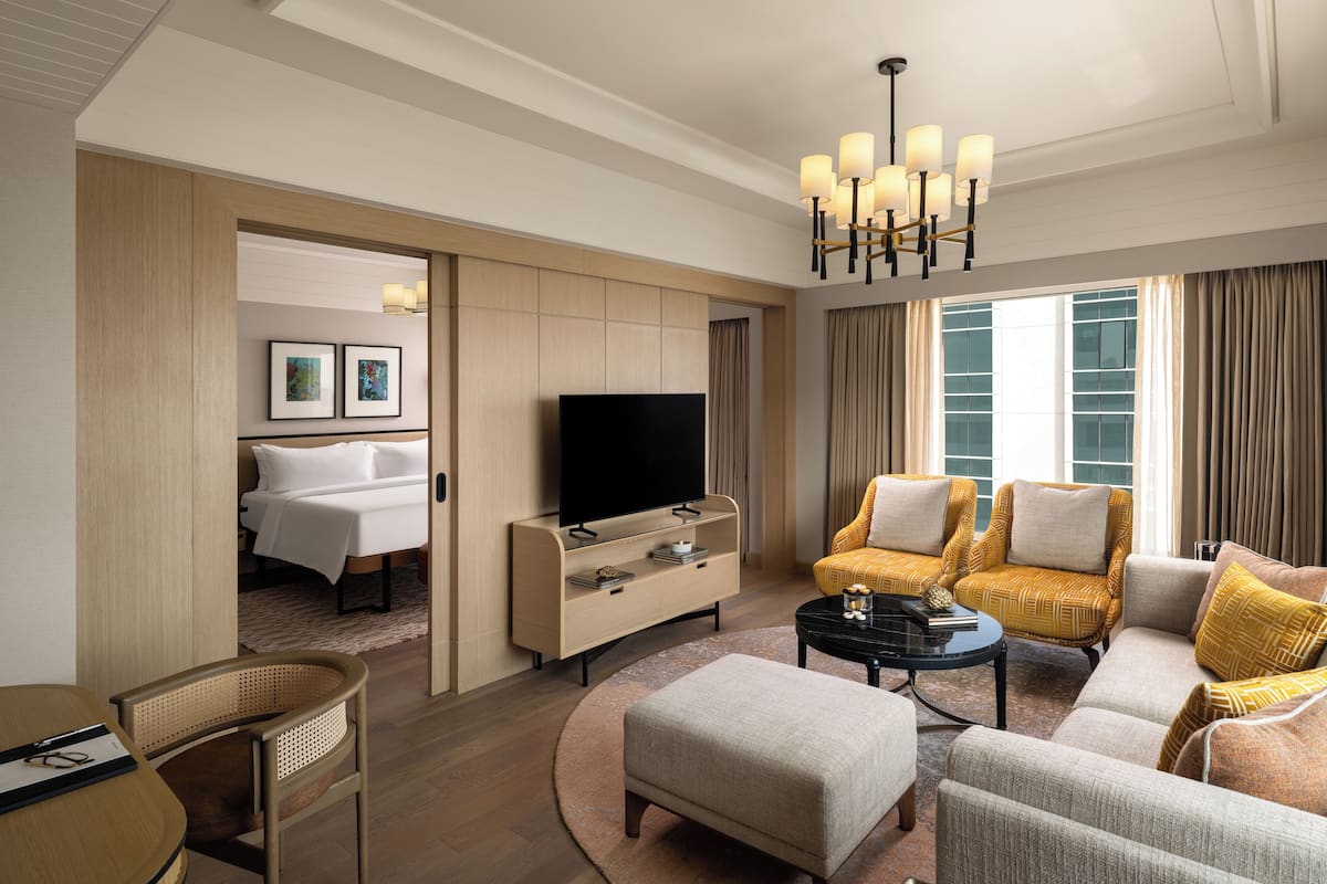 Suite presidencial, 1 cama King size | Sala de estar | Televisión LCD de 32 pulgadas con canales por cable y televisión