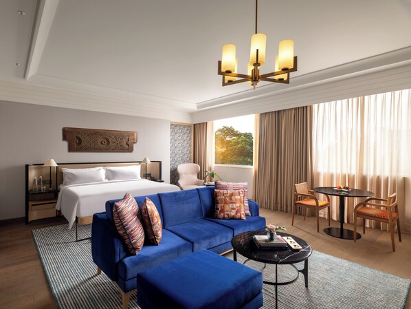 SUPERIOR SUITE WITH 1 KING BED - LOUNGE ACCESS WITH COCKTAIL HOURS & ONE WAY AIRPORT TRANSFER | Living area