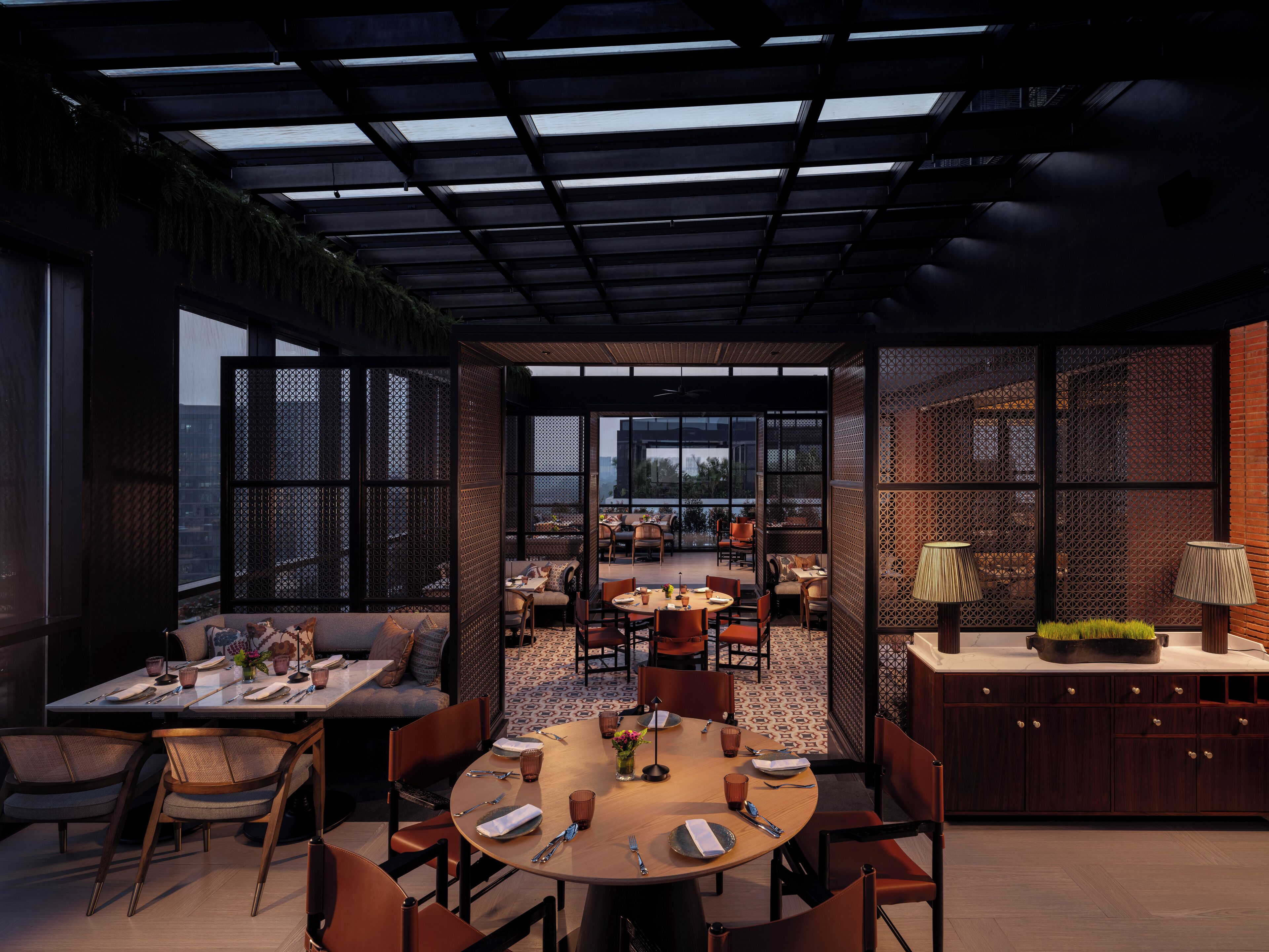 2 restaurants, breakfast served