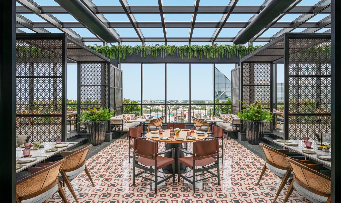 2 restaurants, serveren ontbijt