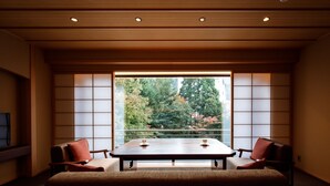 A traditional Japanese-style room with tatami flooring, a low table, and shoji screens. - Nakanobo Zuien - Adults Only (Kobe)