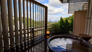 Phòng Suite (JP West w/OpenAirBath,Meal@chefs room) | Phòng tắm | Đồ dùng nhà tắm miễn phí, máy sấy tóc, dép đi trong nhà