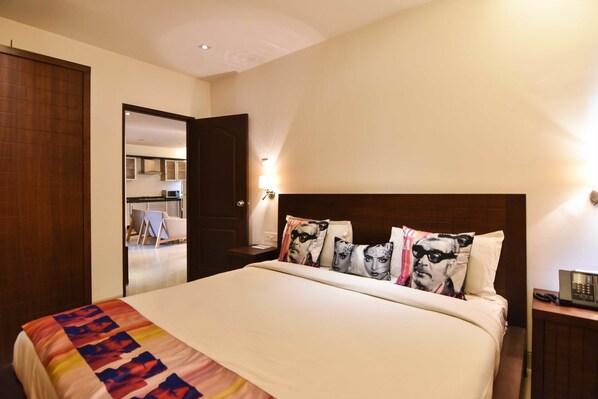 Estudio Deluxe, vistas a la ciudad (Suites-2BHK) | 1 dormitorio, mobiliario individual, escritorio y cortinas opacas