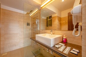 Duş, geniş duş başlığı, ücretsiz banyo/kozmetik ürünleri, havlu 