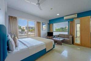 Estudio Deluxe, balcón | Muebles diferentes, escritorio, cortinas blackout y wifi gratis