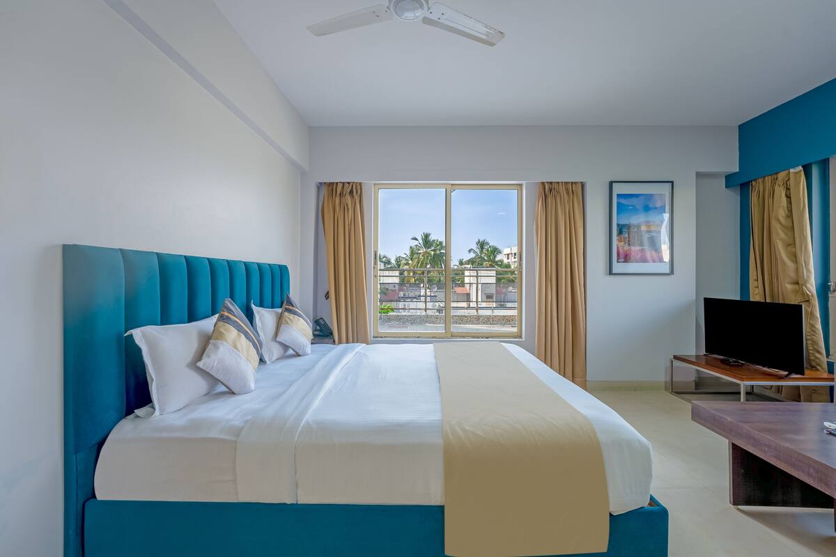 Deluxe Studio | Desk, blackout drapes, WiFi (free), individually furnished