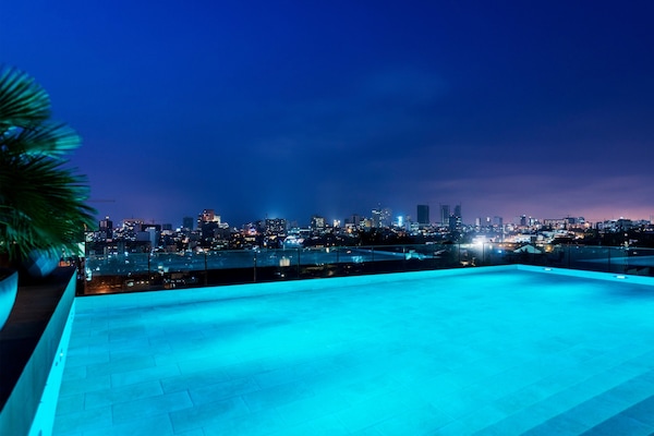 Outdoor pool, pool umbrellas, sun loungers