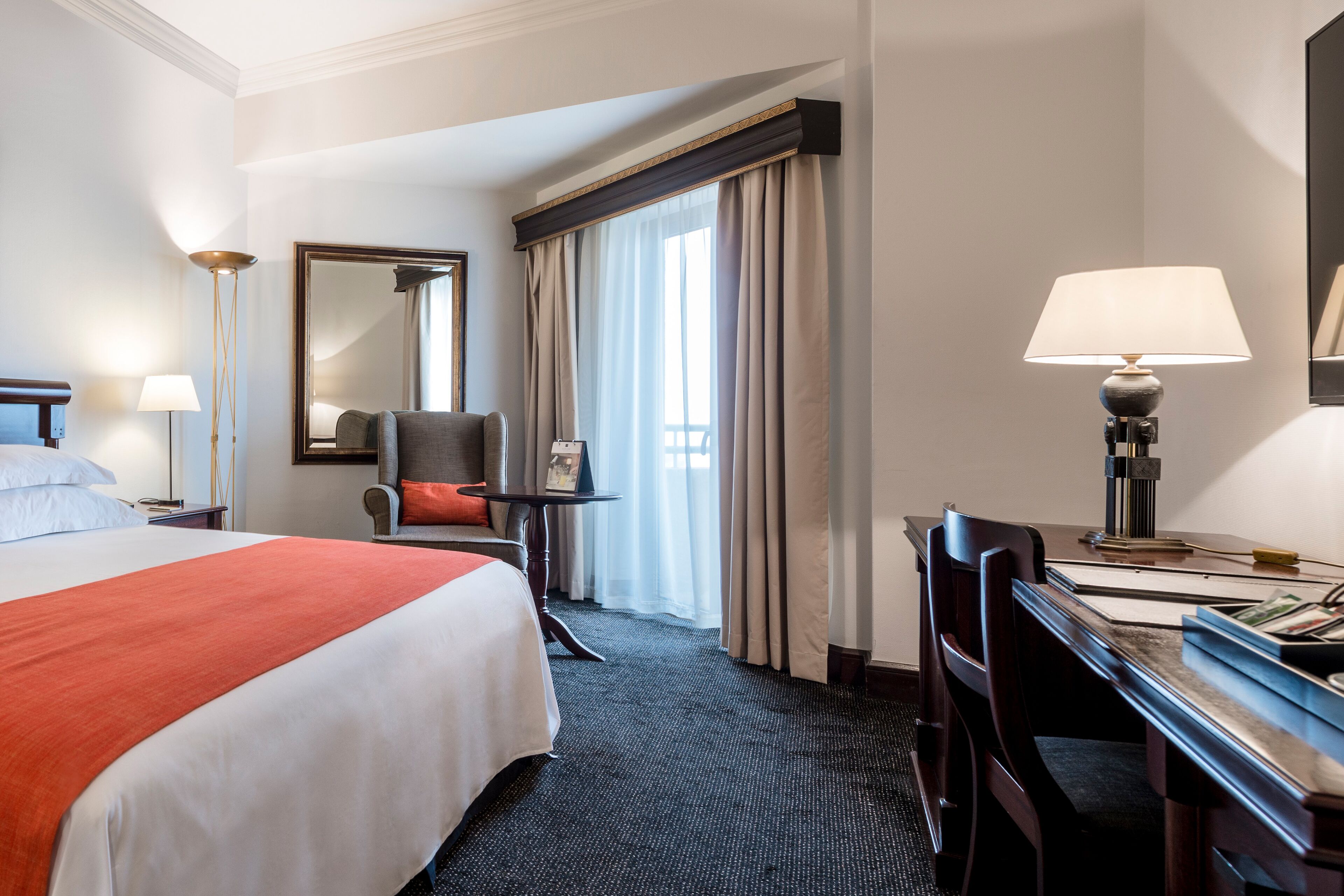 Peralatan tempat tidur premium, bar mini, peti besi dalam bilik, meja 