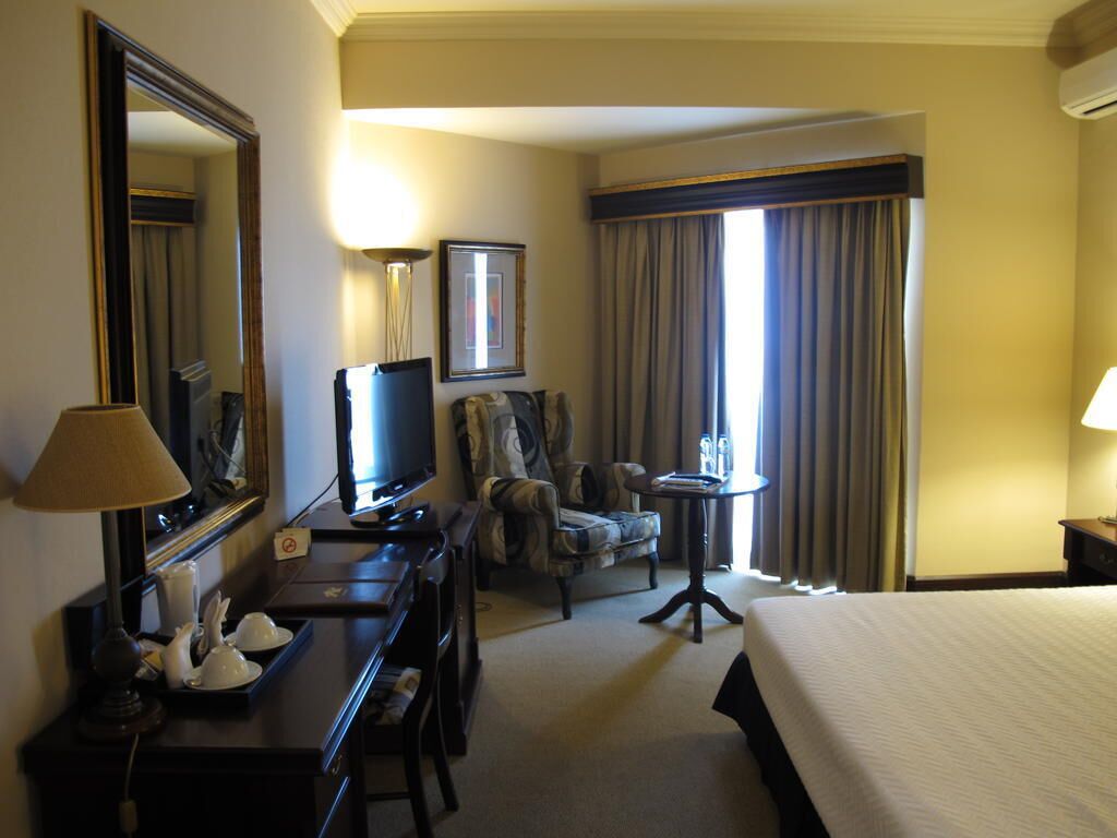 Peralatan tempat tidur premium, bar mini, peti besi dalam bilik, meja 