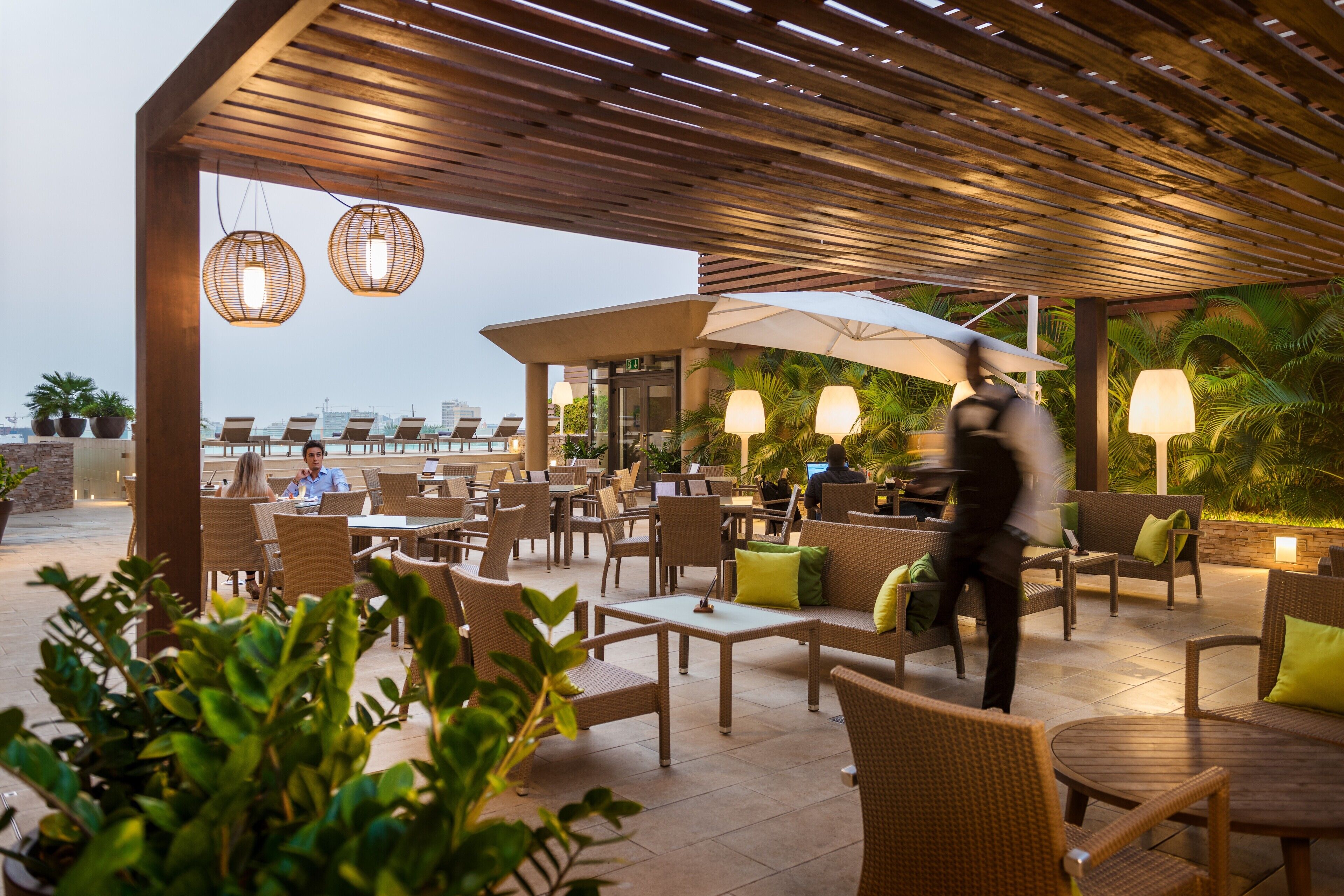 2 bars/lounges, een swim-up bar, een poolbar