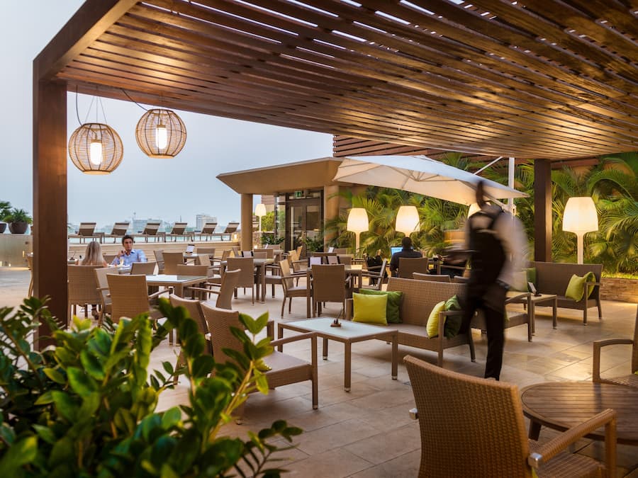 2 bars/lounges, swim-up bar, poolside bar