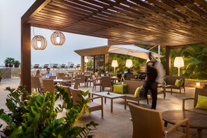 2 bares o lounges, bar en la alberca, bar junto a la alberca 