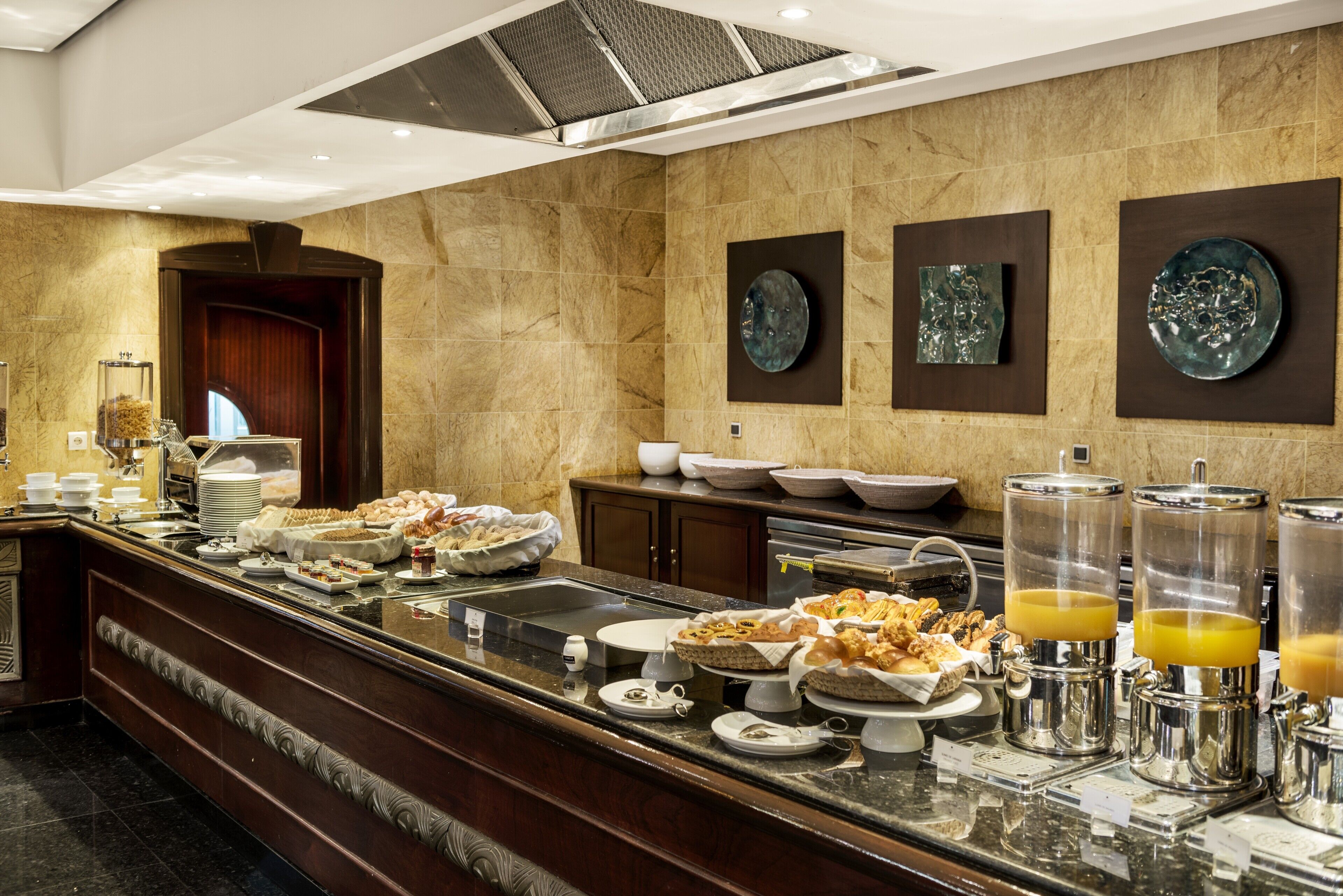 Free buffet breakfast 