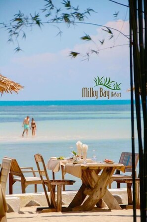 Playa privada, playa de arena blanca, camastros y sombrillas 