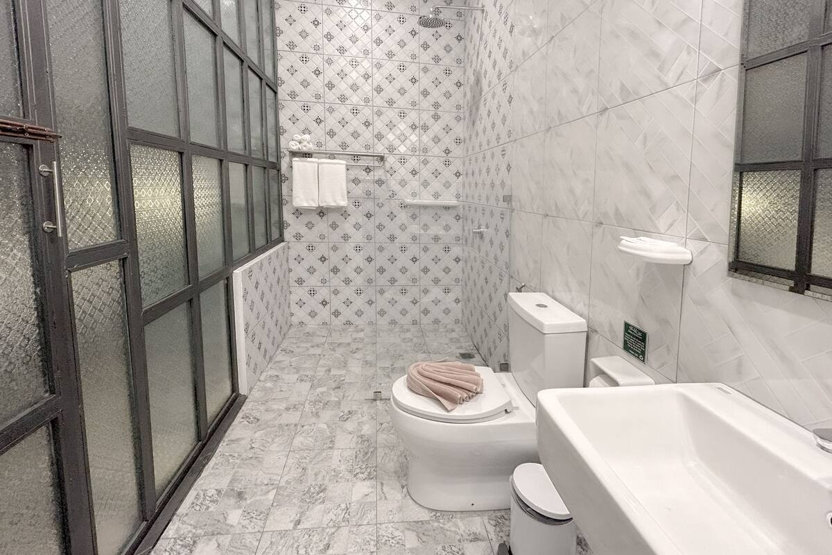 urban deluxe | bathroom | shower, rainfall showerhead, free toiletries, hair dryer