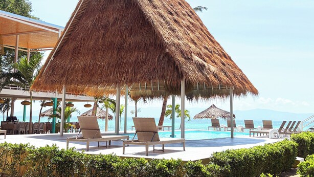 A thatched-roof pavilion with lounge chairs and a pool, overlooking the sea. - Milky Bay Resort (Ko Pha-ngan)
