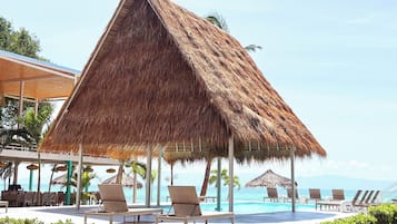 Ulkouima-allas, aurinkotuoleja