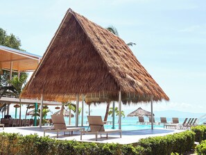 Piscine extérieure, chaises longues