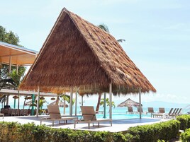 室外游泳池，日光浴躺椅